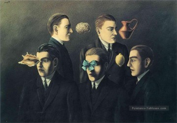Rene Magritte Painting - Los objetos familiares 1928 René Magritte